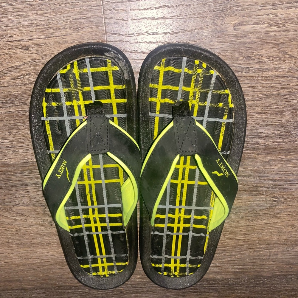 NOR Black and Green Sporty Flip-Flop Sandals